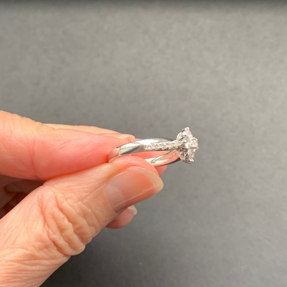 *Certified* 0.55ct 18K White Gold Diamond Ring - Picture 7 of 8